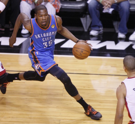 Edgar Lima后半程发力完成夸张动作（Edgar Lima末段发力奉上惊人一招）