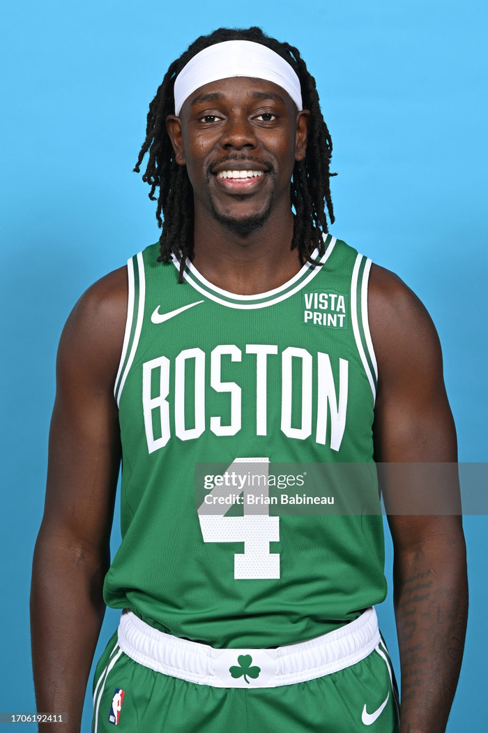 上海海港实现三连冠，申花亚军，梅州客队降级，亚冠表现不佳，山东泰山机会最大。（上海海港豪取三连冠，申花屈居亚军，梅州客队降级；亚冠低迷，山东泰山最有希望）