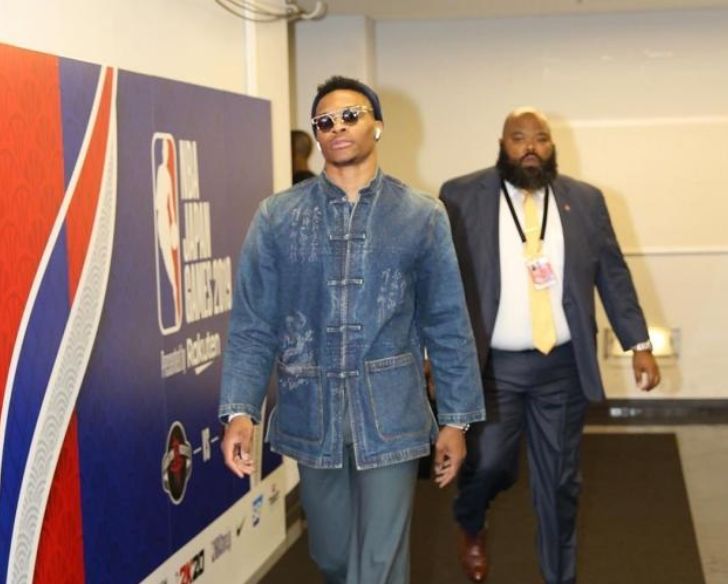 美记：PJ·华盛顿赛前训练扭伤脚踝，提前退出本场比赛（PJ·华盛顿赛前热身扭伤脚踝，本场比赛缺阵）