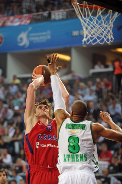 状态全无！浓眉半场4中0贡献0分3板2助，罚球2中0（手感冰冷！浓眉半场4投全失仅0分3板2助，两罚全失）