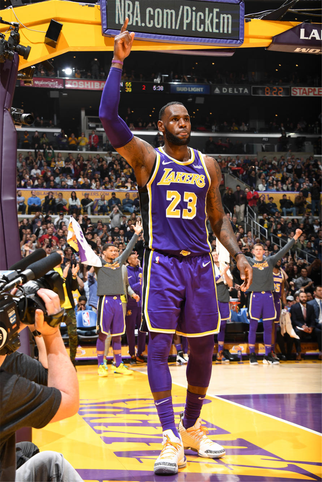 哈登下半场哑火4中0仅得2分，正负值-17全队最低（哈登下半场手感冰凉，4投0中仅拿2分，正负值-17全队最差）